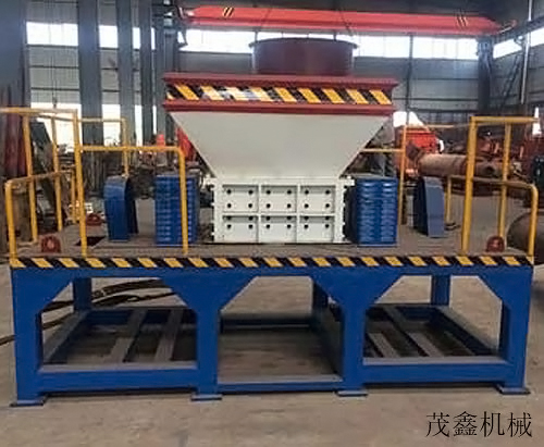 Double axis shredder