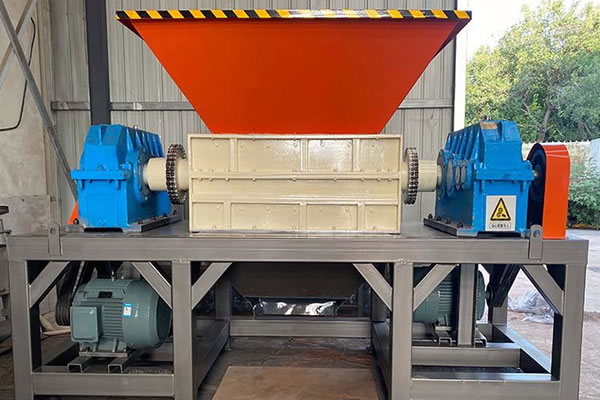Large scale lithium battery metal shredder